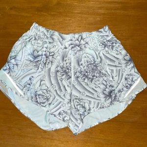 Lulu shorts size 6 4” seam hotty hot